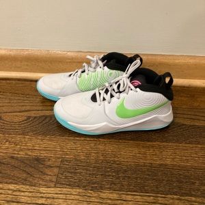 Nike team hustle boys kids sneakers size 5.5Y
